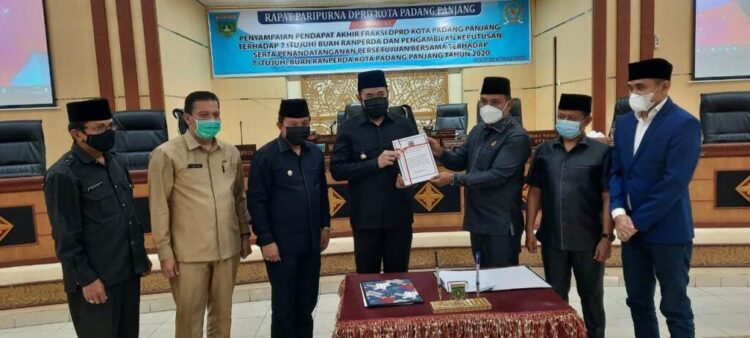 Foto Bersama Walikota Padangpanjang Fadly Amran dengan Ketua DPRD Mardiansyah, beserta jajaran Pimpinan Eksekutif dan Legislatif usai 7 Ranperda Disetujui DPRD menjadi Perda Kota Padangpanjang.