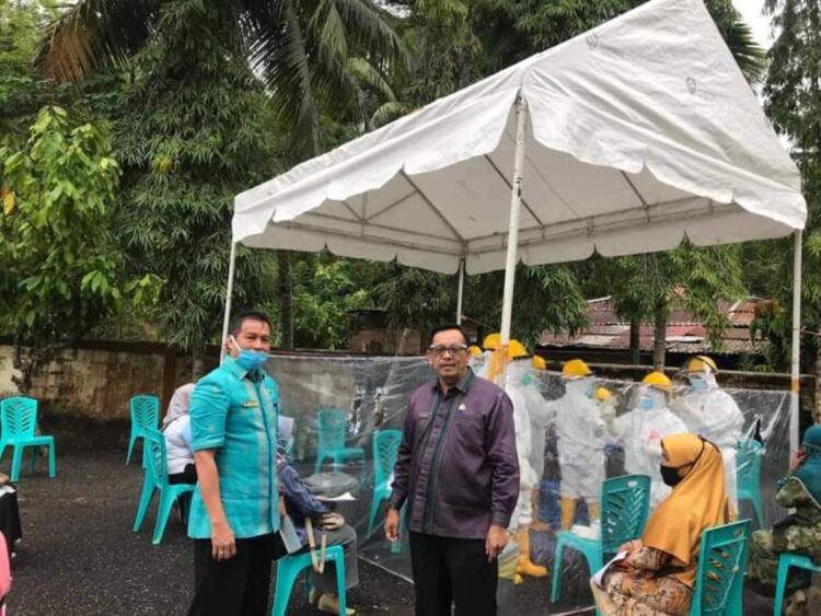 Februari, 700 Tenaga Kesehatan Divaksinasi 1 Sejumlah tenaga medis melakukan tes swab kepada masyarakat.