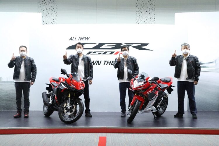 LAUNCHING— Direktur Marketing AHM  Thomas Wijaya, President Director AHM  Keiichi Yasuda, Executive Vice President Director AHM  Johannes Loman dan Marketing Director AHM- Mutsuo Usui memperkenalkan All New CBR150R melalui virtual launching yang dilakukan secara langsung di AHM-Safety Riding & Training Center, Deltamas, Cikarang (12/1).