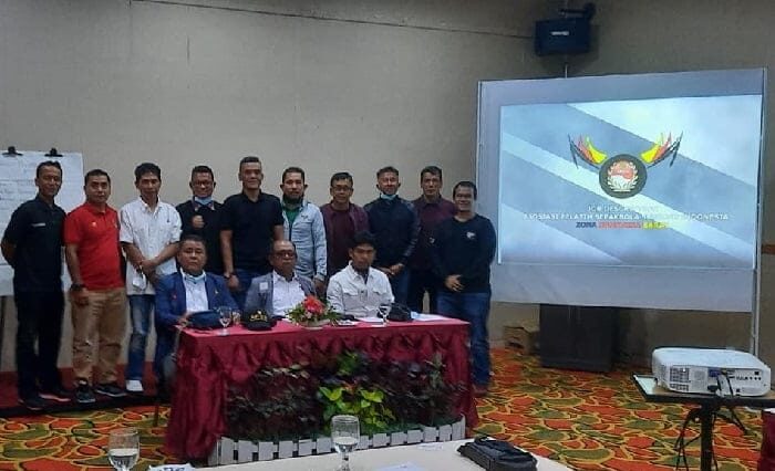 FOTO BERSAMA—Terlihat para pelatih sepakbola Sumatera Barat foto bersama dalam mengikuti pertemuan APSSI zona Sumbar di Hotel Rocky Bukittinggi.