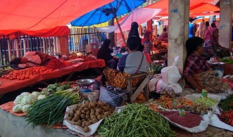 REVITALISASI— Aktivitas pedagang sayur di salah satu pasar nagari di Kabupaten Solok, ke depan Pemkab Solok bakal melakukan revitalisasi terhadap pasar tradisional di nagari-nagari.