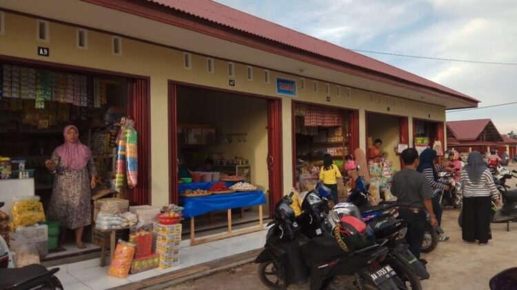 Kios Pasar Padang Kaduduak sudah Terisi 85 Persen 1 BERJUALAN— Para pedagang saat berjualan di Pasar Padang Kaduduak yang berada di Kecamatan Payakumbuh Utara.