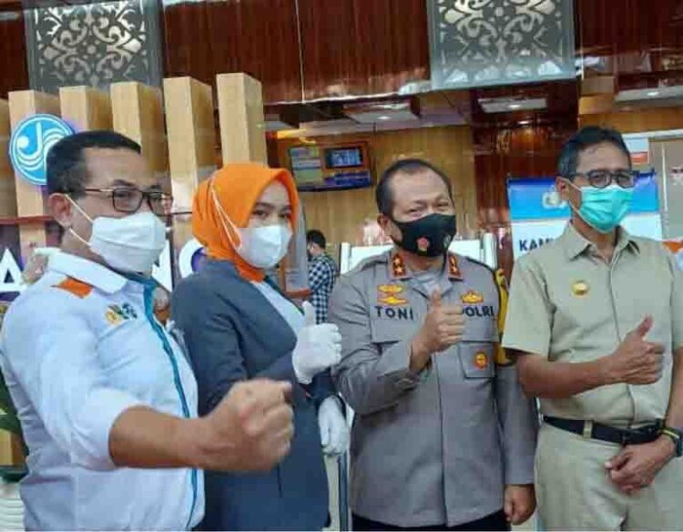 BNI Hadir di Samsat Kota Padang 1 Pemimpin BNI Wilayah Padang area Sumbar, Riau dan Kepri S. Hidayat Safwan, Pegawai BNI, Kapolda Sumbar Irjen. Pol. Drs Toni Harmanto dan Gubernur Sumbar Prof. Dr. H. Irwan Prayitno, S.Psi., M.Sc.