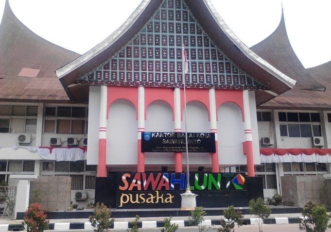 LELET—Pegawai dari beberapa OPD yang berkantor di Balaikota Sawahlunto ini mengeluhkan jaringan internet yang lelet, sehingga membuat kerja mereka terhambat.