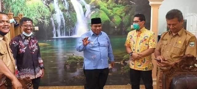 Bangun Daerah Bersama Semua Pihak 1 ARAHAN—Wakil Bupati Suhatri Bur berikan arahan kepada jajarannya untuk pembangunan.