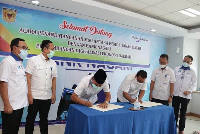 TANDA TANGAN— Pemkab Tanahdatar dan Bank Nagari melakukan kerjasama di bidang pengembangan digitalisasi ekonomi daerah yang ditandai dengan penandatanganan lembaran kerjasama.
