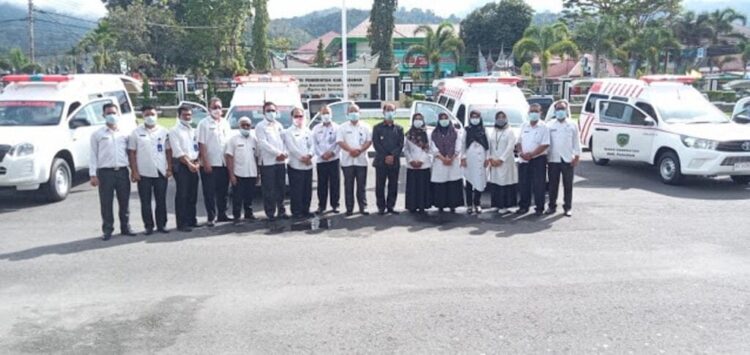 Bupati Pasaman Yusuf Lubis foto bersama dengan pihak kesehatan usai menyerahkan sebanyak enam unit mobil ambulans.