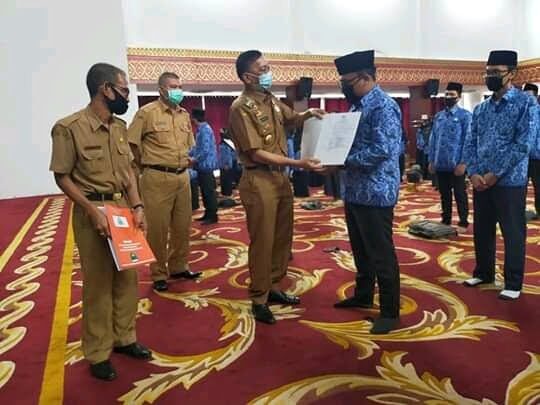 SERAHKAN SK--Bupati Pessel Hendrajoni, disaksikan Sekdakab Erizon, Asisten, Staf Ahli menyerahkan SK CPNS.