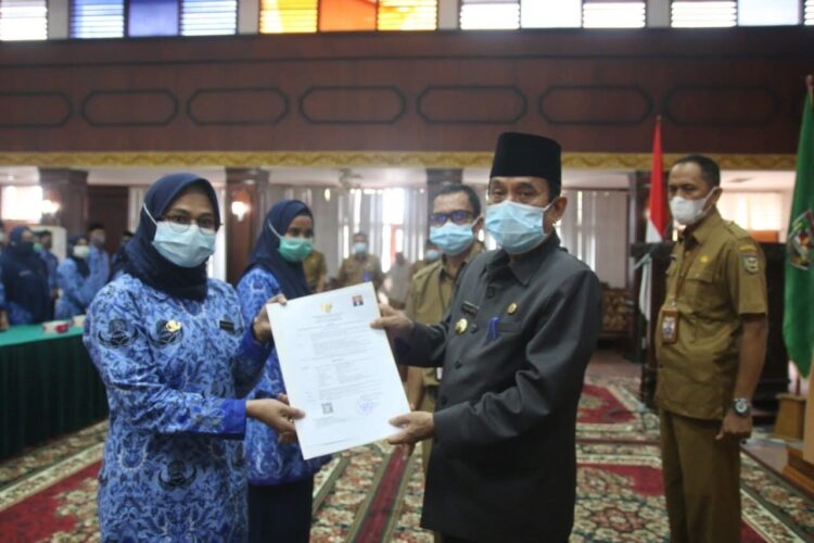 SERAHKAN--Bupati Sijunjung Yuswir Arifin menyerahkan SK CPNS formasi tahun 2019 kepada salah seorang CPNS dari 151 CPNS.