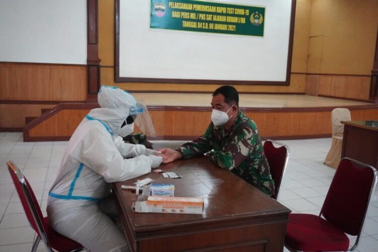 IKUTI PEMERIKSAAN— Salah seorang personel TNI AD mengikuti pemeriksaan rapid tes di Gedung Sapta Marga Korem 032/Wbr, Senin (4/1).