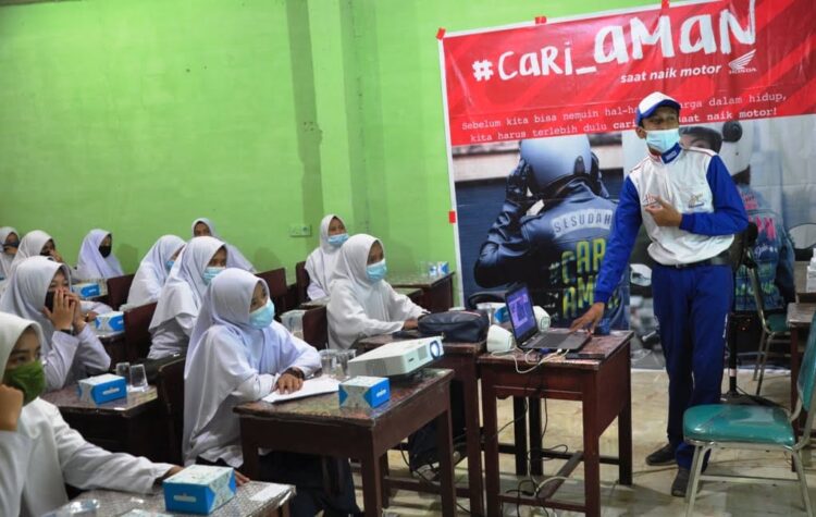 KESELAMATAN— Dio Suryanto, selaku Safety Riding Instructor PT Hayati Pratama Mandiri menjelaskan pentingnya mengutamakan keselamatan dalam berkendara ketika di jalan raya.