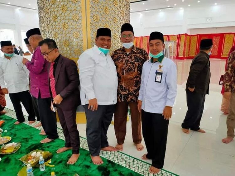 FOTO BERSAMA—Suhatri Bur bersama ketua Baznas disela-sela kegiatan peringatan HUT ke-188 Kabupaten Padangpariaman.