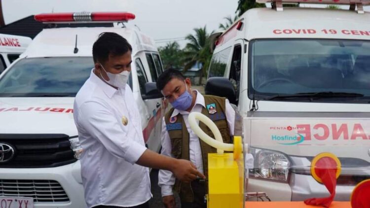 Bupati Dharmasraya, Sutan Riska Tuanku Kerajaan saat memeriksa mobil ambulan khusus penanganan Covid19. 
