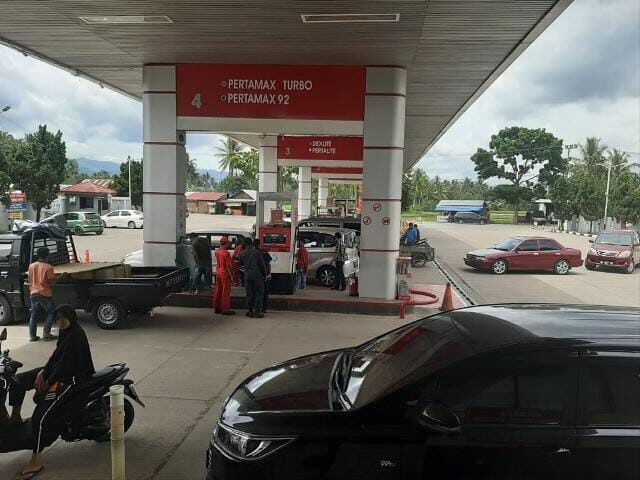 BBM—  Kendaraan antre melakukan pengisian BBM di salah satu SPBU. Saat ini, masyarakat kini lebih memilih menggunakan BBM non subsidi yang ramah lingkungan.