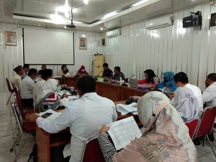 RAPAT DENGAR PENDAPAT— Komisi I DPRD Padang adakan rapat dengar pendapat dengan Camat se-Kota Padang dan Asisten I Bidang Pemerintahan, Kamis (7/1).