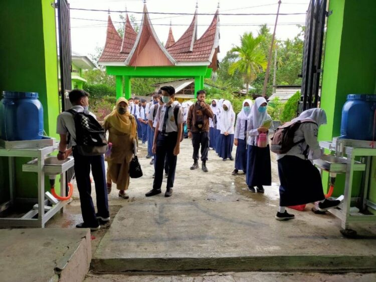 PROTOKOL KESEHATAN— Di masa pandemi, belajar di sekolah menerapkan protokol kesehatan ketat. Mulai dari mencuci tangan, periksa suhu tubuh, dan pakai masker.