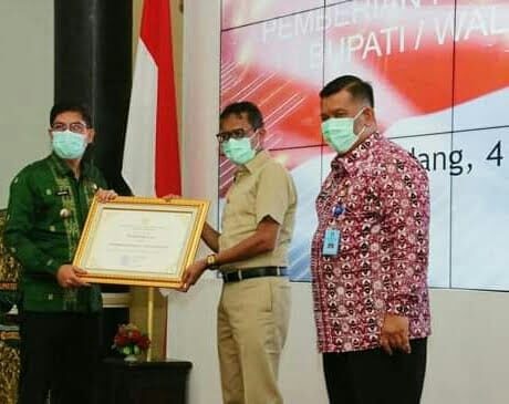 PENGHARGAAN— Untuk keempat kalinya, Wako Sawahlunto Deri Asta kembali menerima Penghargaan Kota Peduli HAM yang langsung diserahkan Gubernur Sumbar Irwan Prayitno.