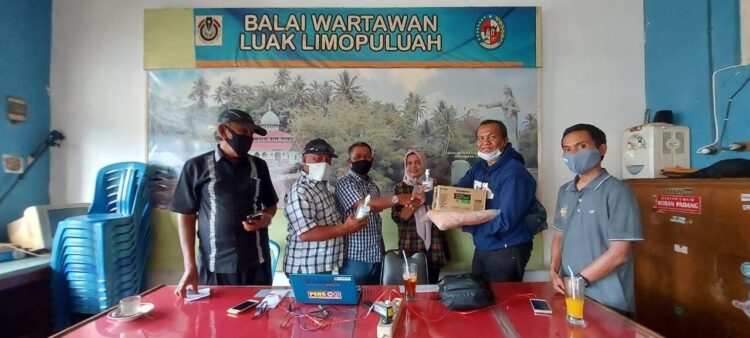 BANTUAN— Wartawan di Luak Limo Puluah dibantu handsanitizer dan masker oleh seorang donatur dari Jakarta.