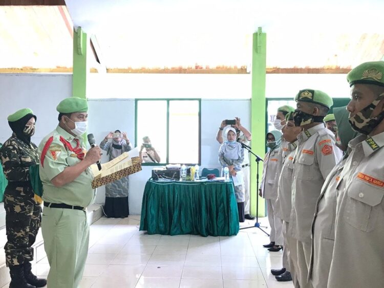 DIKUKUHKAN— Ketua PPM Sumbar Wahyu Iramana Putra mengukuhkan pengurus PC PPM Sijunjung yang dikomandoi Rispondi.