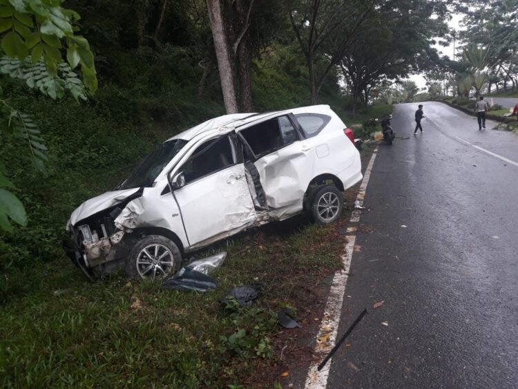 KECELAKAAN TUNGGAL— Satu unit Toyota Calya warna putih dengan nopol BA 1260 VL mengalami kecelakaan tunggal dan menabrak pembatas jalan di kawasan Kandi.