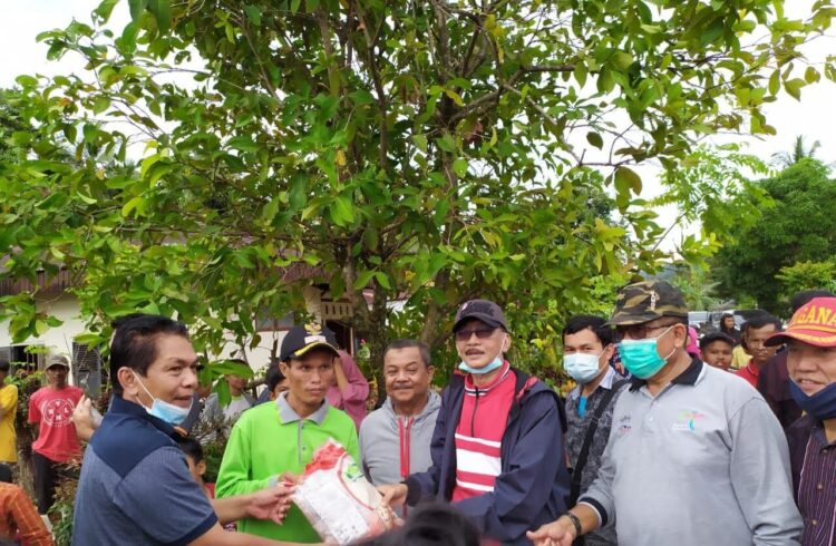 Bupati Pesisir Selatan Hendrajoni  memberikan bantuan kepada warga Kampung Akad, Koto Tangah, Kecamatan Lengayang, Kabupaten Pesisir Selatan yang terkena dampak banjir.