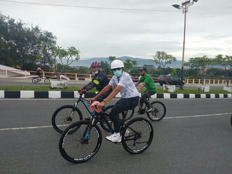 KAYUH SEPEDA— Gubernur Sumbar Irwan Prayitno dan rombongan kayuh sepeda melewati sesudut Kota Padang.