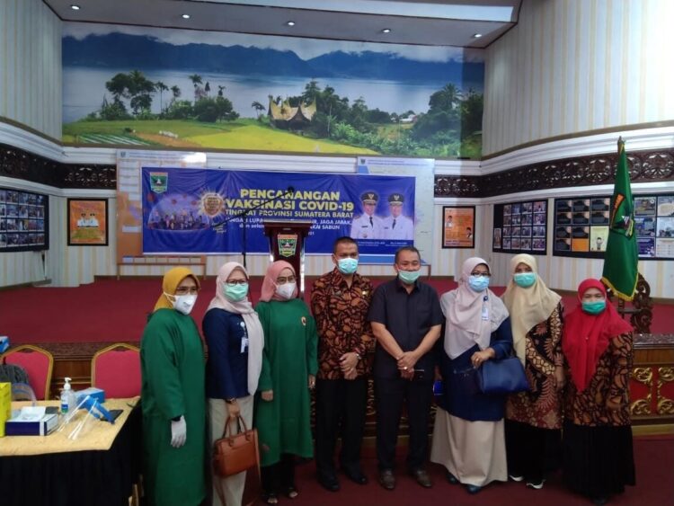 Hari Ini, Pencanangan Vaksin Covid-19 di Padang dan Pessel, Di Sumbar, Sasaran Vaksin Mencapai 37 Ribu Orang 1 SUNTIK VAKSIN—Sekdaprov Sumbar, Alwis bersama Kepala Dinkes Provinsi Sumbar, Arry Yuswandi dan dokter serta tenaga kesehatan, saat pencanangan suntik vaksin Covid-19 Sinovac perdana di Sumbar dilaksanakan, Kamis (14/1) di Aula Kantor Gubernur Sumbar.