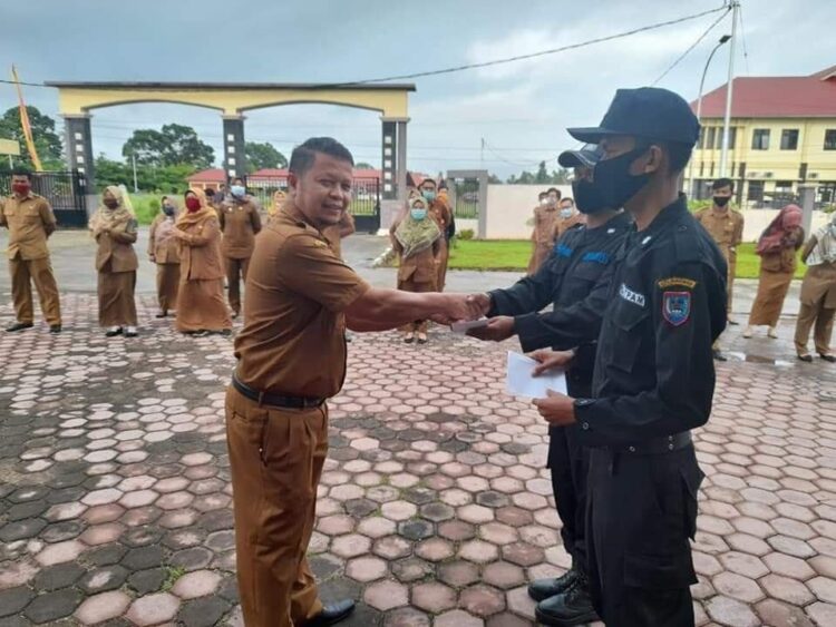 Dapat Penghargaan dari Pemko, Aksi Heroik Dua Petugas Satuan Pengaman Sentra IKM Randang 1 PENGHARGAAN— Kadisnakerin memberikan penghargaan kepada dua petugas keamanan Dinasnaker atas aksi cepat tanggap terkait kebakaran asrama putri Ponpes Cahaya Islam.