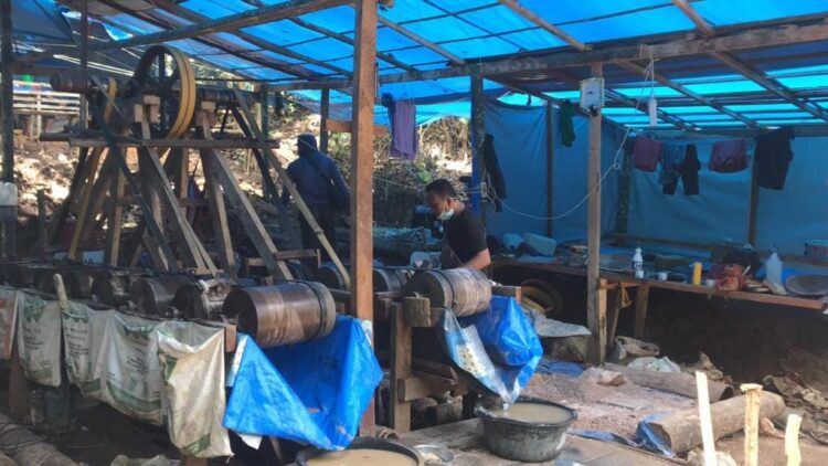 Tambang Emas Ilegal di Bukik Sibunbun Digerebek 1 DIGEREBEK— Jajaran Polres Tanahdatar menggerebek tambang emas ilegal di Bukik Sibunbun, Kecamatan Sungaitarab.