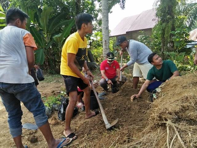 GOTONG ROYONG— Ketua DPRD Dharmasraya, Pariyanto bersama pemuda dan pemudi Jorong Pisang Rebus dan Jorong Padang Sidondang melaksanakan gotong royong pembibitan tanaman untuk mempercantik pinggiran saluran skunder irigasi Batu Bakawuik, Sungai Batanghari.