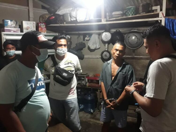 JUAL SABU— Dua orang penjual narkoba jenis sabu diamankan Polresta Padang, Minggu (24/1).