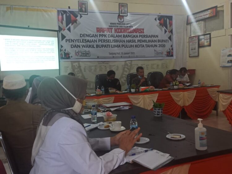 ARAHAN—Ketua KPU Limapuluhkota Masnijon, berikan arahan kepada tim saat rapat kemarin persiapan gugutan ke MK.
