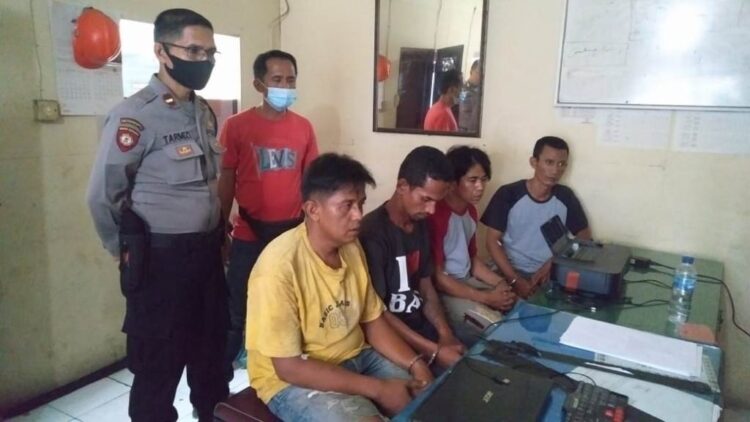CURI BESI— Sekelompok pencuri besi pesantren di Lubuk Kilangan diamankan Polsek Lubuk Kilangan, Selasa (26/1) pagi.
