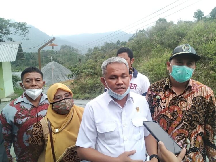 DIWAWANCARAI— Sekretaris Komisi IV Lazuardi Erman diwawancarai sejumlah wartawan saat kunjungannya ke lokasi perusahaan tambang galian C PT. Koto Alam Sejahtera ( KAS) di jalan Sumbar-Riau, Koto Alam, Pangkalan Koto Baru, Kabupaten Lima Puluh Kota, Kamis, (14/1).