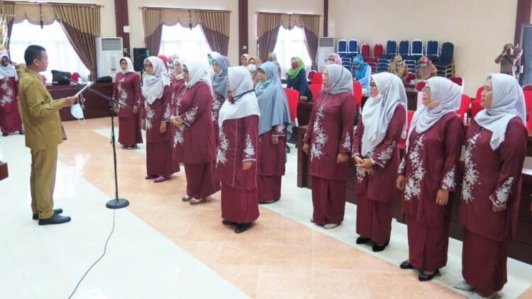 PELANTIKAN— Wali Kota Pariaman H Genius Umar melantik kepengurusan Kaukus Perempuan Politik Indonesia.