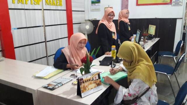 LAYANI MASYARAKAT— Para pegawai di Dinas Penanaman Modal Pelayanan Terpadu Satu Pintu (PMPTSP) dan Tenaga Kerja Tanahdatar sedang melayani masyarakat yang mengurus keperluan di OPD tersebut.