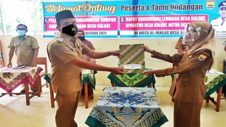 LANTIK— Kepala Desa Kaluat, Ali Amran saat pelantikan Kasi Kesejahteraan.