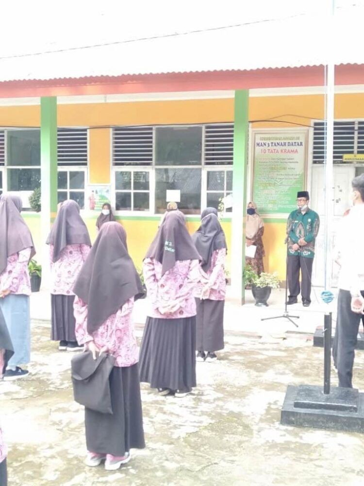 Kepsek MAN 3 Tanahdatar Ardoni Ernanda membuka belajar tatap muka.