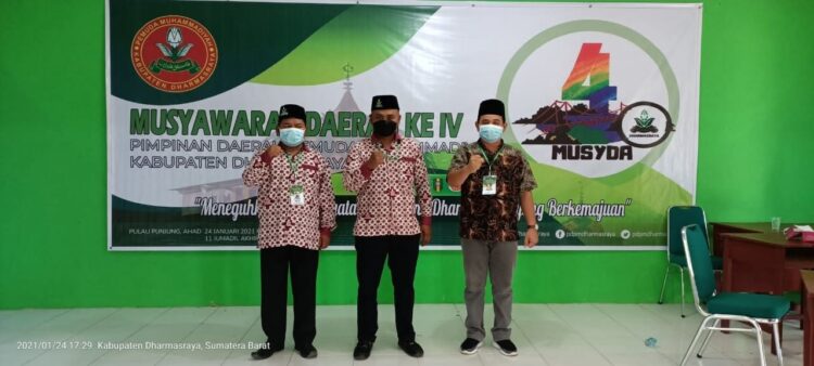 FOTO BERSAMA—Ketua Terpilih, Khairul Amri (tengah) foto bersama didampingi Sekretaris, Isman (kanan), S.H.I dan Bendahara, Ilka Saputra, SIP.