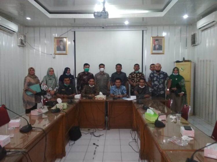 Anggota Dewan Pasbar Kunker ke DPRD Padang 1 TERIMA KUNJUNGAN-Kasubag Humas Protokol dan Publikasi DPRD Padang, El Fauzi menerima kunjungan Komisi III Pasbar.