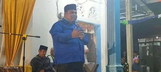 SAMBUTAN— Wabup Suhatri Bur memberikan sambutan saat Maulid Nab Muhammad SAW.