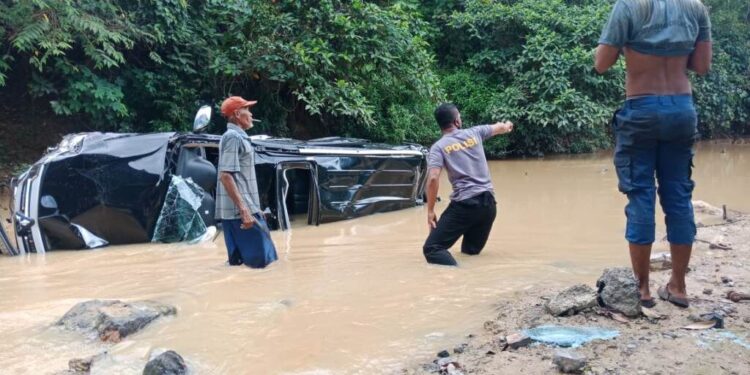 Kabur Usai Tabrak Motor dan Mobil, Pajero Sport Terjun Bebas ke Sungai 1 EVAKUASI—Kasat Lantas Polres Dharmasraya, IPTU Feri Yuzaldi saat mengevakuasi korban dan mobil Pajero Sport yang masuk ke Sungai.