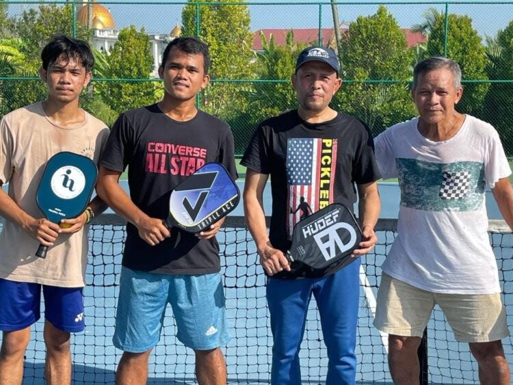 OLAHRAGA BARU-Mr Tarmizi Mawardi, pelatih Pickleball bersertifikat internasional didukung Yayasan Sekolah Olahraga (Yasekora) yang dipimpin Prof Syahrial Bakhtiar memperkenalkan cabang olahraga (Cabor) baru Pickleball di Sumbar.