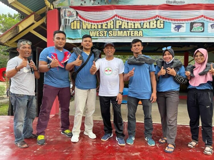 APRESIASI ATLET—Mantan pegulat andalan Sumbar, Tarmizi Mawardi pulang ke Ranah Minang yang selama ini menetap di New York City, Amerika Serikat. Dia memberikan penghargaan dan perhatian khusus kepada lima pegulat andalan Sumbar masa depan.