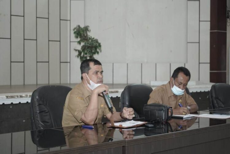 RAPAT KERJA— Pj Sekdakab Solsel Doni Rahmat Samulo memberikan arahan saat rapat kerja bersama Kepala OPD di aula Sarantau Sarurambi kantor bupati, kemarin.
