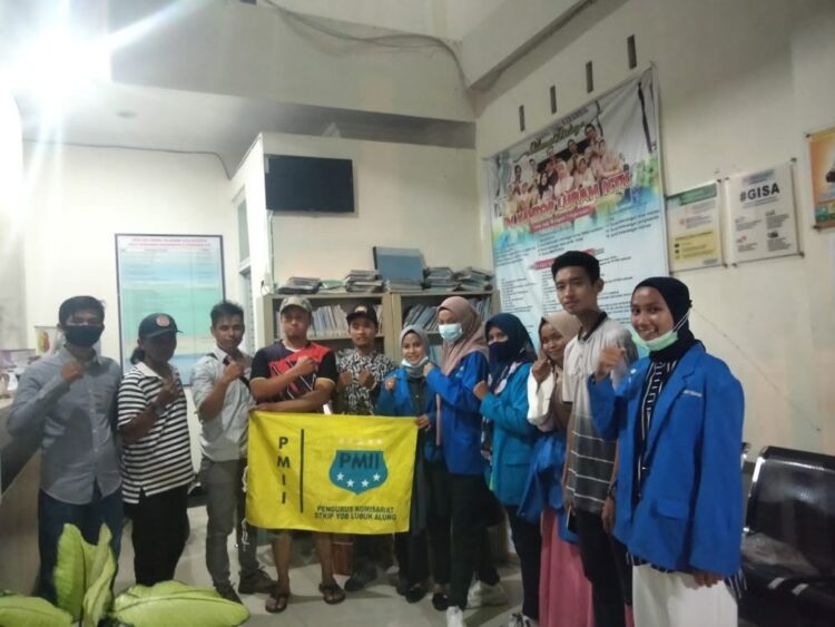 PMII Galang dan Salurkan Dana Korban Banjir 1 FOTO BERSAMA—Ketua PMII Padangpariaman Sesmi Permatasari dan jajaran foto bersama.