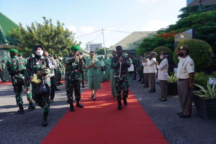 Pangdam I Bukit Barisan Kunker ke Korem 032/Wbr 1 KUNJUNGI KOREM— Pangdam I Bukit Barisan, Mayjen TNI Hassanudin kunjungi Korem 032/Wirabraja, Selasa (5/1).