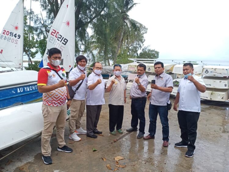 FOTO BERSAMA— Pelatih Layar Kepri Weng Sanusi foto bersama dengan rombongan Tim Media Humas KONI Sumbar.