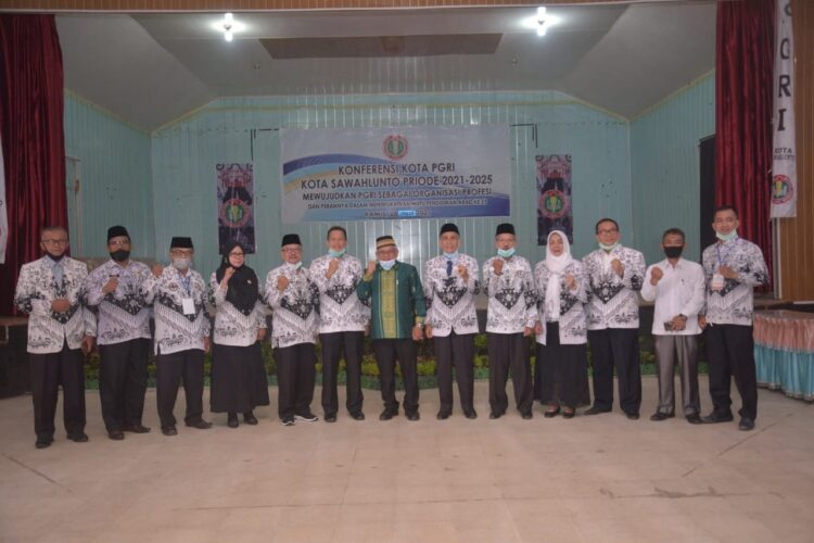 Pembelajaran di Masa Pandemi, Guru Dituntut Lakukan Inovasi 1 Konferensi PGRI— Wakil Wali Kota Sawahlunto Zohirin Sayuti berfoto bersama dengan jajaran pengurus PGRI saat menghadiri kegiatan Konferensi PGRI Kota Sawahlunto, Kamis (28/1).