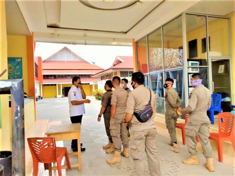 DATANGI SEKOLAH— Beberapa orang personel Satpol PP sudah mendatangi beberapa sekolah untuk mencek protokol kesehatan.